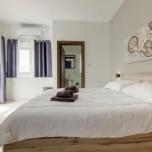 https://modern-1br-apartment-steps-from-the-promenade.hotelssaintjulians.com
