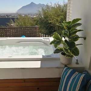 https://african-violet-guest-suites.hotels-capetown.com